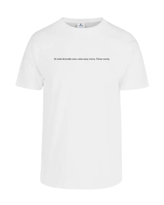 Camiseta Si estás leyendo esto, estás muy cerca. Tiene novia.